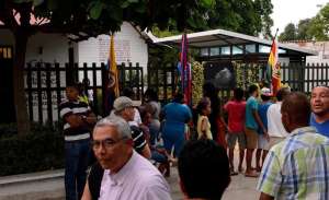 Seguidores y curiosos visitan la casa donde naci&oacute; el escritor colombiano y el ganador del premio Nobel de literatura en 1982. Foto: EFE