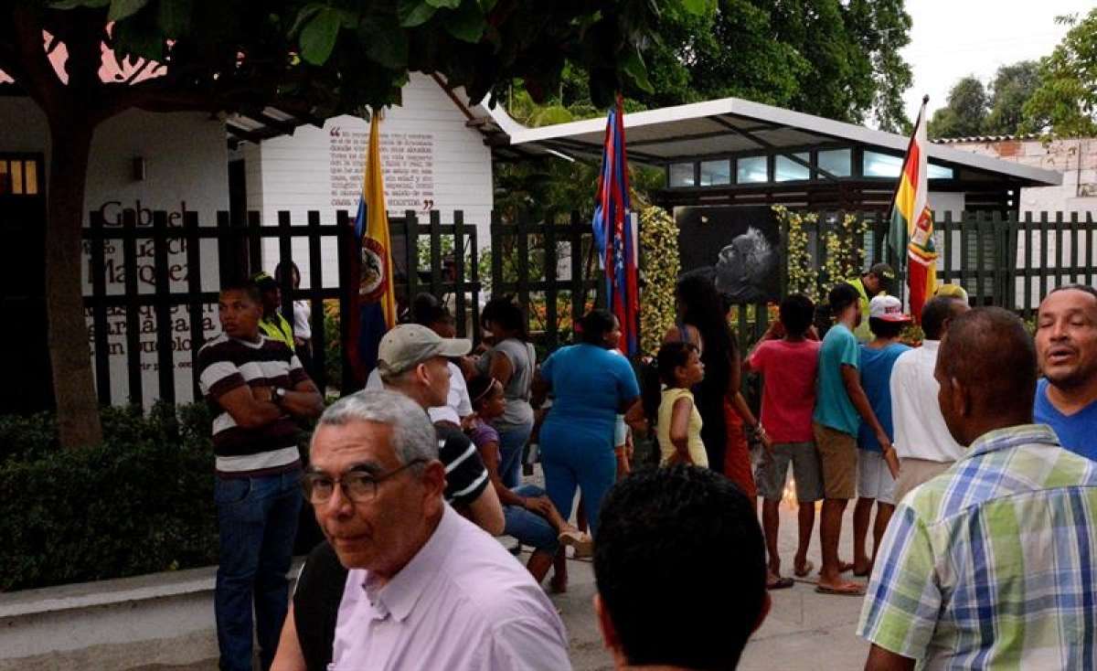 Seguidores y curiosos visitan la casa donde naci&oacute; el escritor colombiano y el ganador del premio Nobel de literatura en 1982. Foto: EFE
