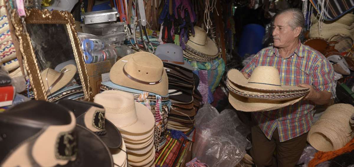 El portovejense Luis Quiroz Bazurto arregla los sombreros en su almac&eacute;n &ldquo;San Luis&rdquo;. Estos productos son confeccionados en Montecristi y se pueden adquirir desde $ 7 hasta $80, dependiendo de la calidad.