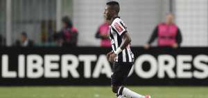 El ecuatoriano Juan Cazares celebra uno de los dos goles que marc&oacute; en la victoria ante el Godoy Cruz.