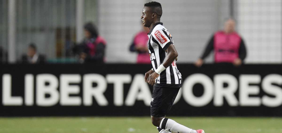 El ecuatoriano Juan Cazares celebra uno de los dos goles que marc&oacute; en la victoria ante el Godoy Cruz.