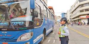 El edil Guamanquispe inst&oacute; a los usuarios a notificar las falencias del servicio de busesal vigilante m&aacute;s cercano. Foto: Roberto Ch&aacute;vez / El Tel&eacute;grafo