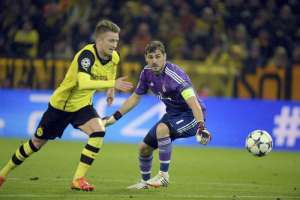 Marco Reus marc&oacute; los dos goles del cuadro "amarillo", pero el capit&aacute;n "blanco" Iker Casillas, salv&oacute; su puerta en varias ocasiones. Foto: EFE 