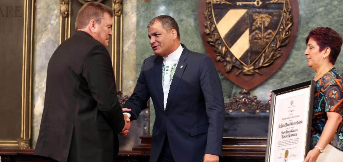 En La Habana, el Jefe de Estado Rafael Correa recibi&oacute; su d&eacute;cimo quinta distinci&oacute;n Honoris Causa.