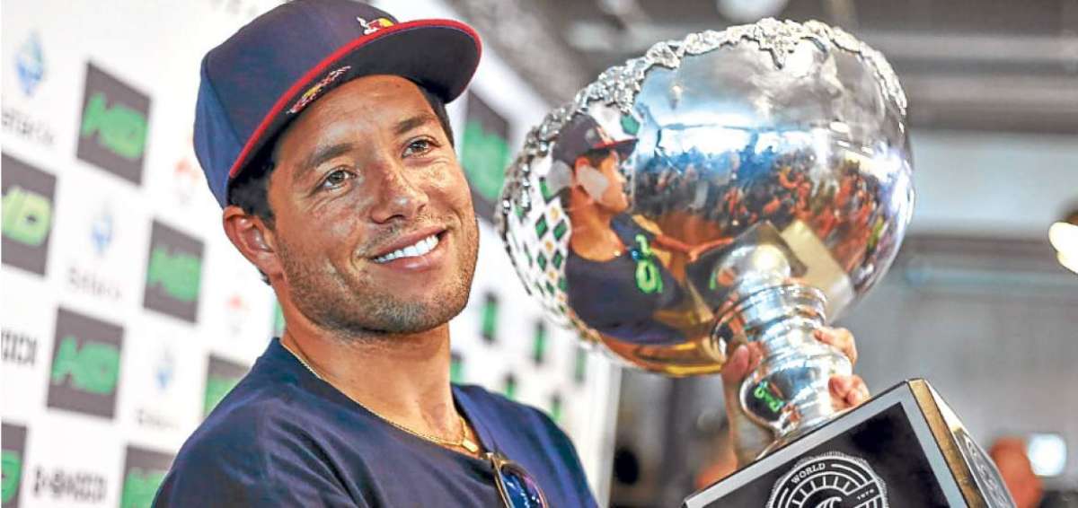 El a&ntilde;o comenz&oacute; muy mal para Adriano de Souza. En enero tres tiros mataron a su amigo Ricardinho, a quien le dedic&oacute; su corona.