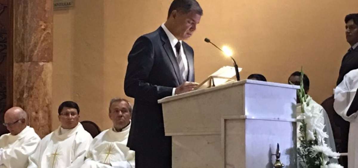 El mandatario asisti&oacute; a las honras f&uacute;nebres de monse&ntilde;or Luis Alberto Luna Tobar.