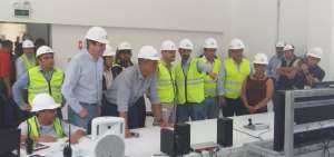 En el centro de control de la hidroel&eacute;ctrica las autoridades verifican la generaci&oacute;n de energ&iacute;a.