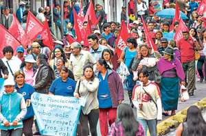 Una representaci&oacute;n de los comerciantes aut&oacute;nomos de Quito march&oacute; ayer por las calles del Centro Hist&oacute;rico hasta el Cabildo en reclamo de respeto. Foto: Fernando Sandoval/ El Tel&eacute;grafo