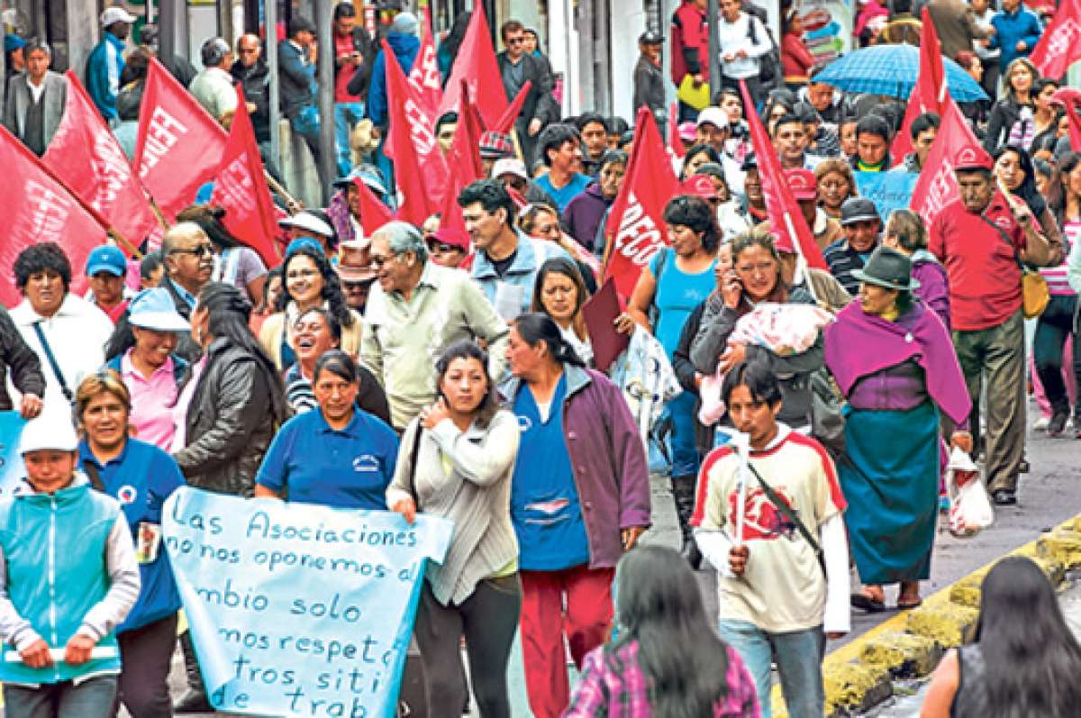 Una representaci&oacute;n de los comerciantes aut&oacute;nomos de Quito march&oacute; ayer por las calles del Centro Hist&oacute;rico hasta el Cabildo en reclamo de respeto. Foto: Fernando Sandoval/ El Tel&eacute;grafo
