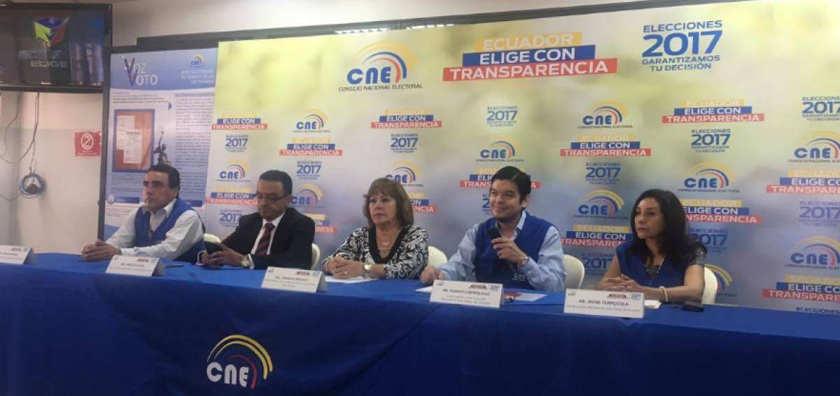 Roberto Ronquillo, director de la Delegaci&oacute;n Provincial Electoral del Guayas (c), durante la rueda de prensa en la que otorg&oacute; detalles de las elecciones 2017.