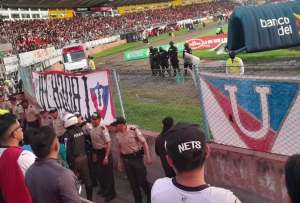 Hinchas intentaron invadir la cancha y se enfrentaron con la policía.