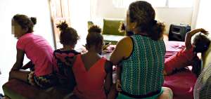 La sala de la casa de sus parientes se convirti&oacute; en otro dormitorio. En las noches ponen un colch&oacute;n en el piso.