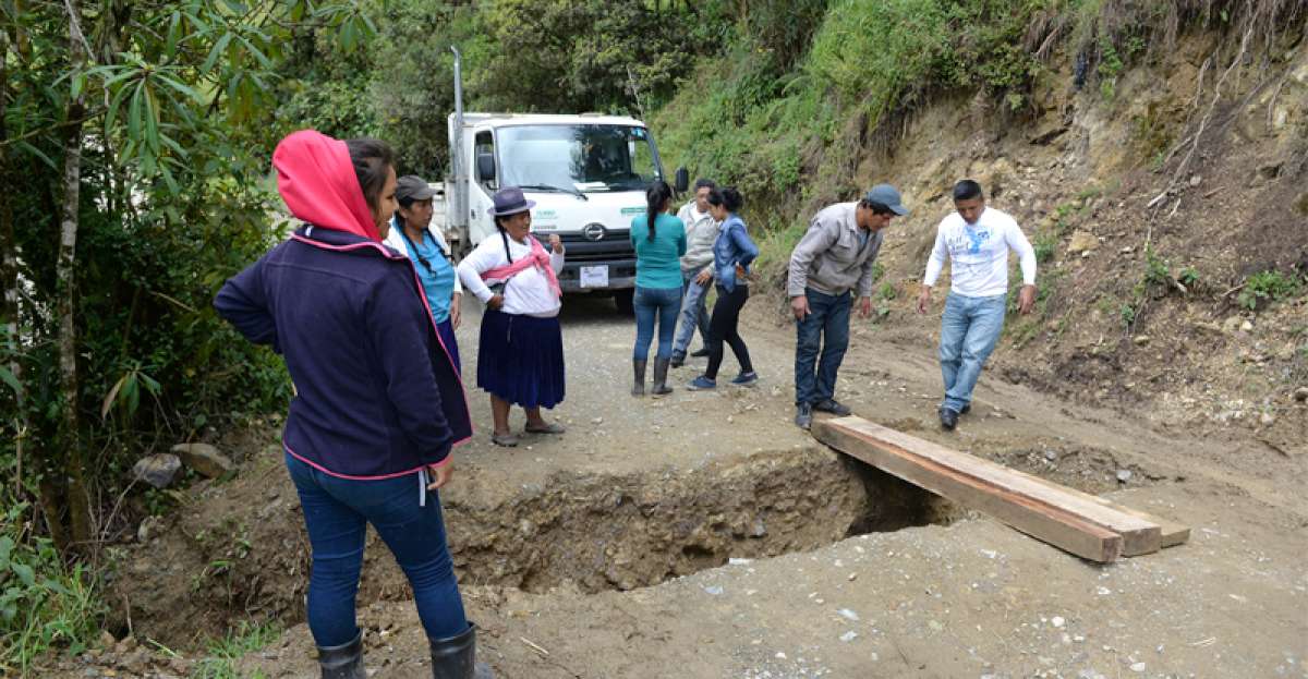 Un sector de los habitantes de Molleturo cort&oacute; la &uacute;nica v&iacute;a de comunicaci&oacute;n con el proyecto minero.