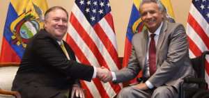 El secretario de Estado, Mike Pompeo, saluda con el presidente Len&iacute;n Moreno.