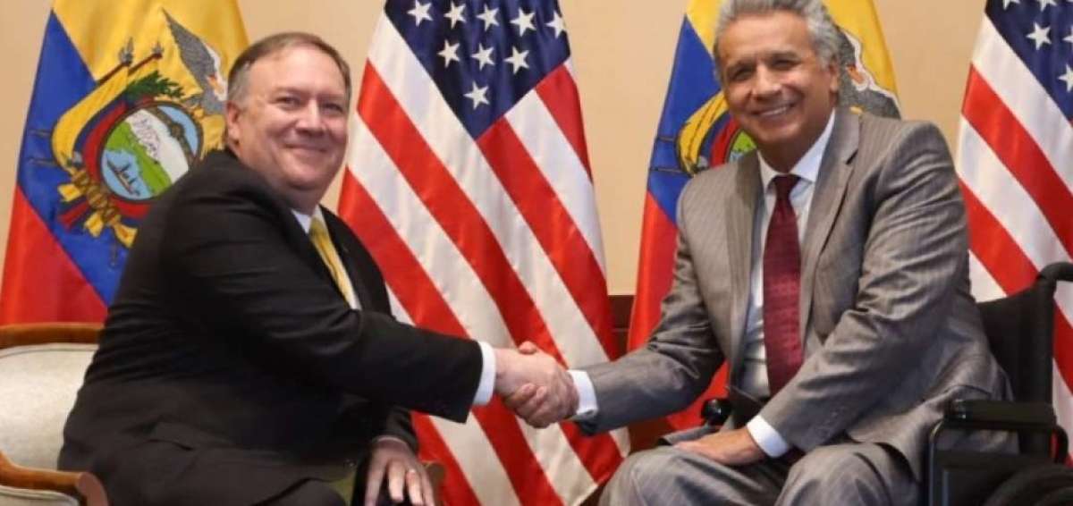 El secretario de Estado, Mike Pompeo, saluda con el presidente Len&iacute;n Moreno.