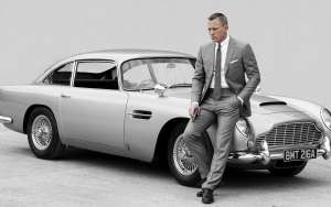James Bond (Daniel Craig) junto al auto cl&aacute;sico Astin Martin. Foto: Internet