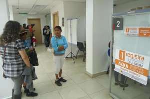 Padres de familia acuden a las oficinas del Registro Civil de Riobamba para la inscripci&oacute;n. Foto: Elizabet Maggi│El Tel&eacute;grafo