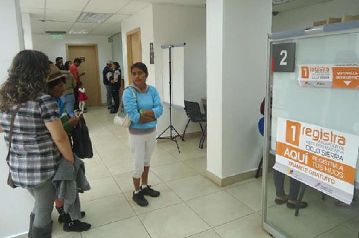 Padres de familia acuden a las oficinas del Registro Civil de Riobamba para la inscripci&oacute;n. Foto: Elizabet Maggi│El Tel&eacute;grafo