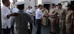 Los presidentes Rafael Correa y Ollanta Humala saludan a los marinos que llegaron en el buque Tacna.