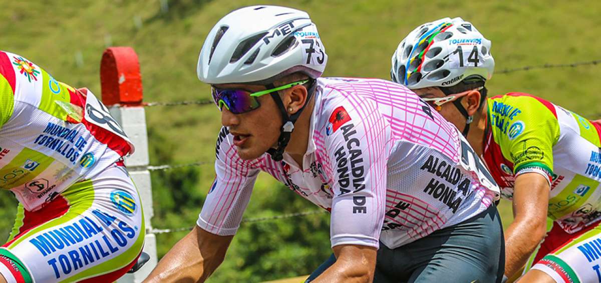 Jefferson Cepeda (de blanco) fue el mejor ciclista extranjero de la ronda tolimense, una de las m&aacute;s importantes de Colombia.
