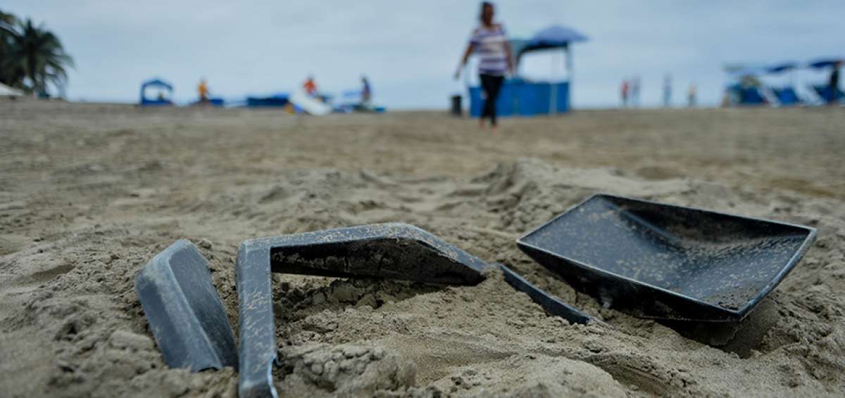 El aguaje ocasion&oacute; da&ntilde;os debido a que varias volquetas abrieron una ruta en la arena de este balneario.