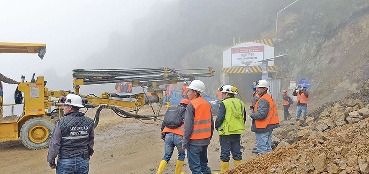 El material es transportado desde la mina hasta la planta trituradora Agriplaza en Zhumiral, del cant&oacute;n Camilo Ponce Enriquez, debido a que todav&iacute;a no cuentan con una planta propia