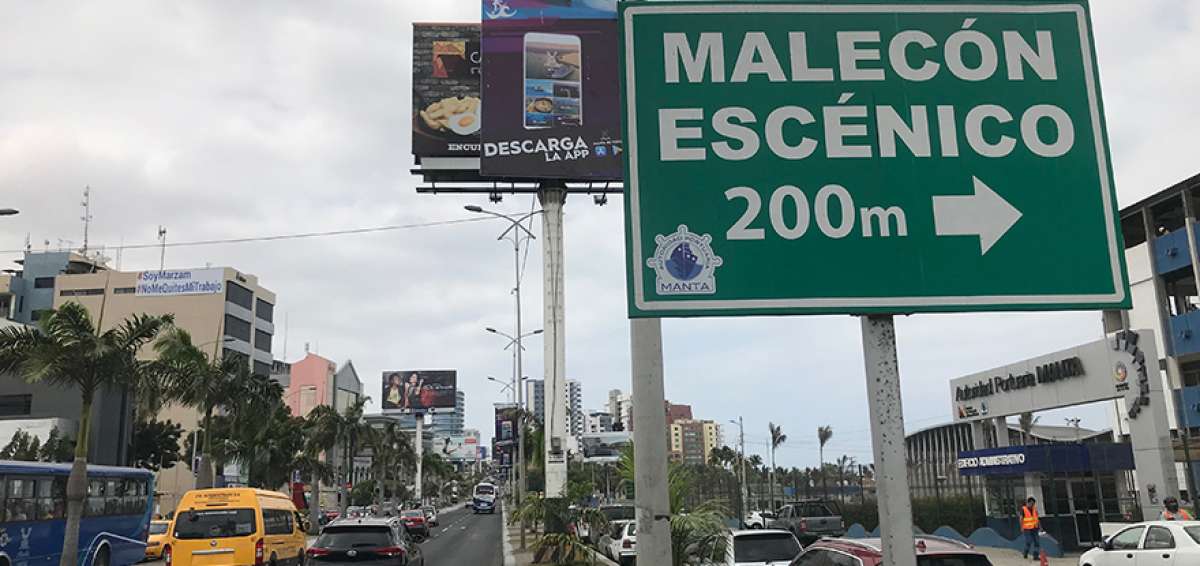 En la playa El Murci&eacute;lago, en el suroeste de Manta, se encuentran los carteles que promocionan la app con informaci&oacute;n de la localidad.