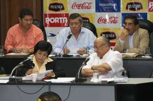 Carlos Villac&iacute;s (c), vicepresidente de la Federaci&oacute;n Ecuatoriana de F&uacute;tbol (FEF), presidi&oacute; la rueda de prensa en la que trataron 2 temas puntuales. Foto: Archivo / El Tel&eacute;grafo