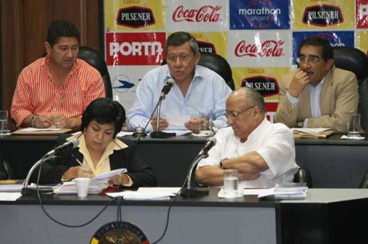 Carlos Villac&iacute;s (c), vicepresidente de la Federaci&oacute;n Ecuatoriana de F&uacute;tbol (FEF), presidi&oacute; la rueda de prensa en la que trataron 2 temas puntuales. Foto: Archivo / El Tel&eacute;grafo