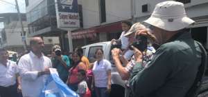 Turistas del crucero se acercaron a las inmediaciones de los recintos a observar la jornada y fotografiaron a uno de los candidatos a la Alcald&iacute;a, Agust&iacute;n Intriago, mientras flameaba la bandera de la ciudad. 