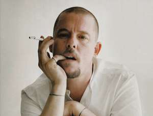 Alexander McQueen intent&oacute; suicidarse en una pasarela, seg&uacute;n el Daily Mail