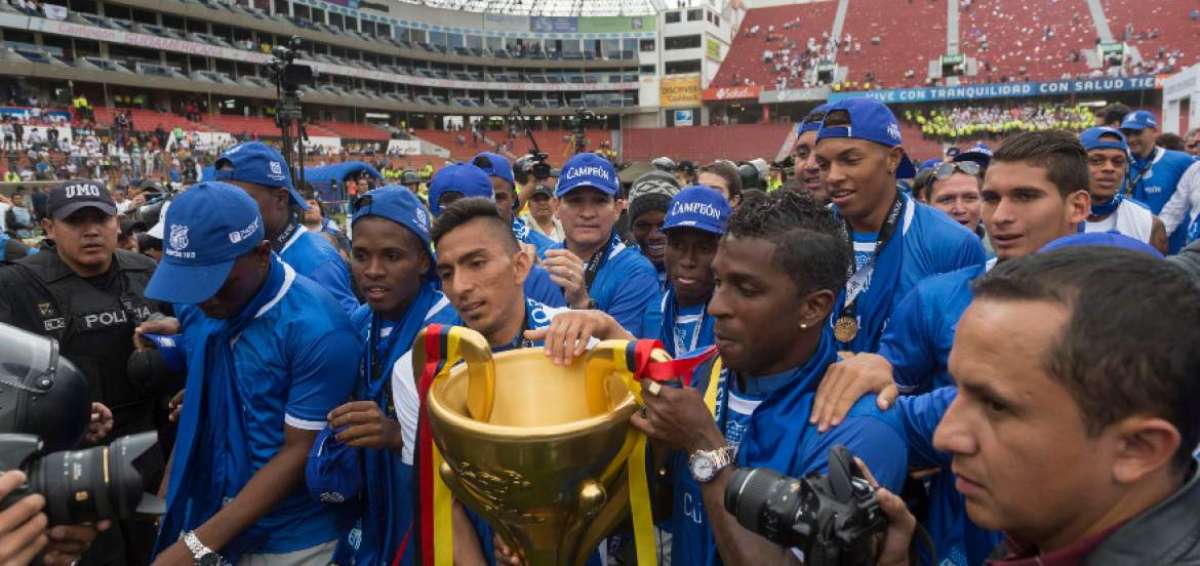 Toda la plantilla azul posa con la copa de campe&oacute;n en la cancha de Casa Blanca
