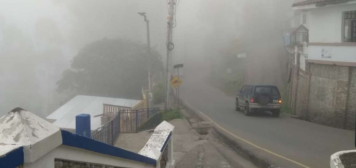 Densa neblina cubre la ciudad de Cuenca
