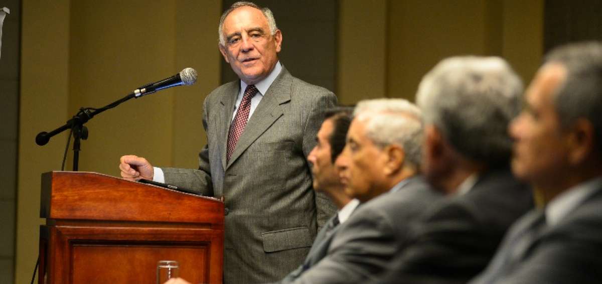 Paco Moncayo se reuni&oacute; con oficiales en servicio pasivo