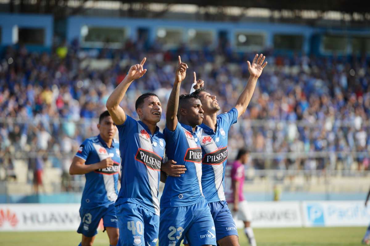 El delantero Miler Bola&ntilde;os (c) fue nuevamente vital para el triunfo de Emelec. Suma 17 goles en el torneo. Foto: Rodolfo P&aacute;rraga/El Tel&eacute;grafo