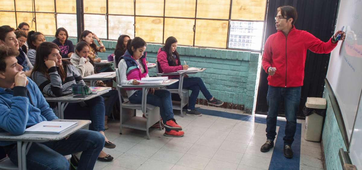 En la Universidad Central del Ecuador (UCE), 50 j&oacute;venes, por aula reciben clases de nivelaci&oacute;n. 