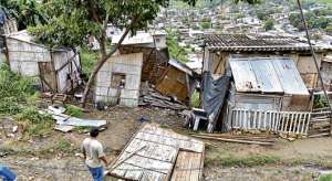 Las familias que habitan cerca de la vivienda, que colaps&oacute; en el noroeste de Guayaquil, solicitaron la reubicaci&oacute;n de las casas. Foto: William Orellana / El Tel&eacute;grafo