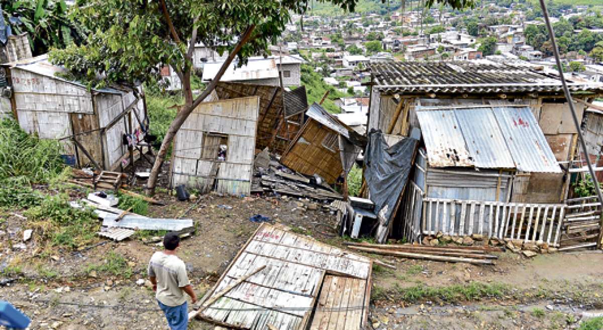 Las familias que habitan cerca de la vivienda, que colaps&oacute; en el noroeste de Guayaquil, solicitaron la reubicaci&oacute;n de las casas. Foto: William Orellana / El Tel&eacute;grafo
