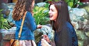 Anne Hathaway interpreta a Jules Ostin, la jefa de Ben Whittaker (Robert de Niro), un jubilado de 77 a&ntilde;os que vuelve a trabajar. Foto: Internet