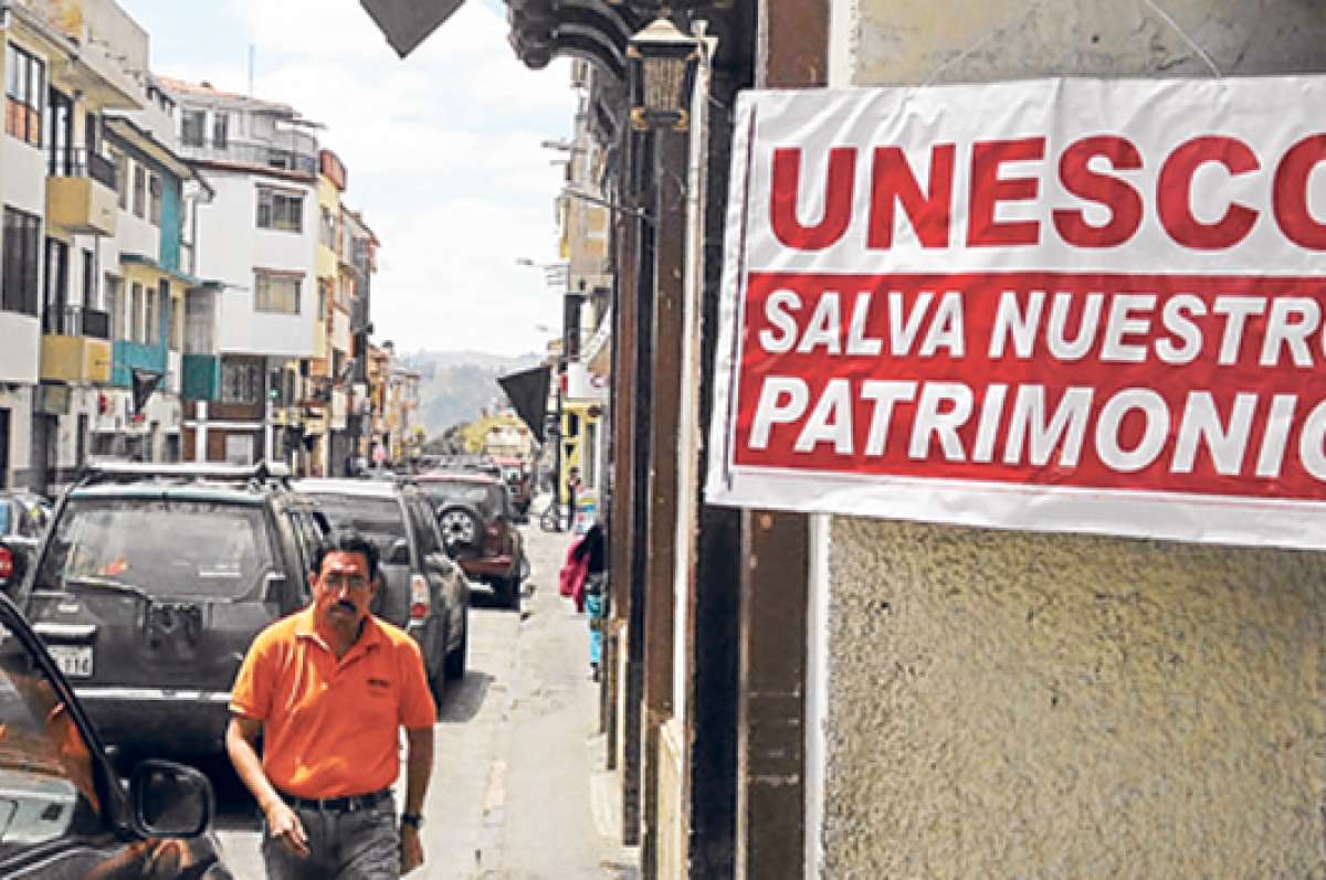 Vendedores de la Gran Colombia esperan que con el informe de la misi&oacute;n los trabajos del tranv&iacute;a se suspendan. Foto: Diana Vera.
