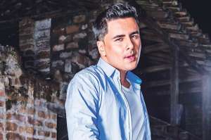  David Ca&ntilde;izares. Interpreta una estrofa de la canci&oacute;n &lsquo;Ole Brazil&rsquo;  junto al boricua Elvis Crespo. Foto: Cortes&iacute;a.