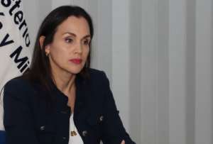 Inés Manzano presentó en la Fiscalía una denuncia por el presunto intento de asesinato contra el presidente Noboa.