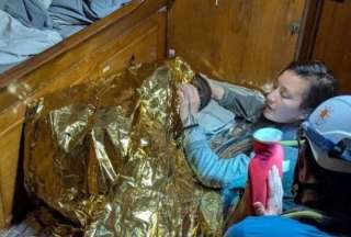 Rescatada por una ONG, la menor viajaba con su hermano, quien desapareció durante el naufragio.