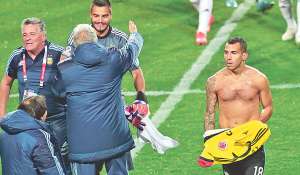 Carlos T&eacute;vez (d), luego de partido del viernes en la noche ante la selecci&oacute;n de Colombia. A un costado, parte del cuerpo t&eacute;cnico felicita a Sergio Romero.