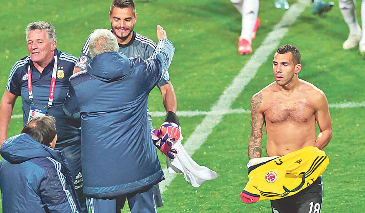 Carlos T&eacute;vez (d), luego de partido del viernes en la noche ante la selecci&oacute;n de Colombia. A un costado, parte del cuerpo t&eacute;cnico felicita a Sergio Romero.