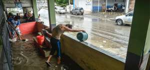 La familia Delgado, domiciliada en la calle 114 del barrio San Jos&eacute;, en Tarqui, evacua el agua que ingres&oacute; a varias viviendas del sector durante el aguacero.