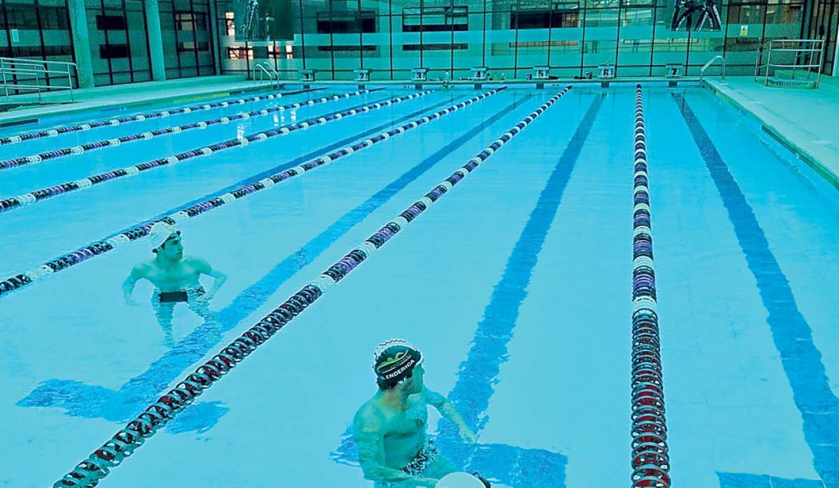 Dos nadadores ecuatorianos se entrenan en la piscina temperada del complejo, de cara a sus participaciones en torneos nacionales e internacionales. Foto: Fernando Machado / El Telegrafo