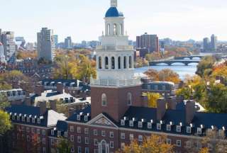 La Universidad Harvard presentó una demanda ante decisión de no ingreso de estudiantes extranjeras. 
