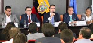 El ministro Pablo Campana (c) lider&oacute; la mesa de di&aacute;logo que se instal&oacute; este martes en Guayaquil.