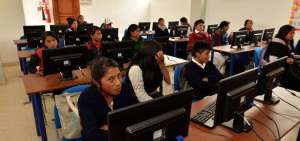 Los estudiantes aprender de arte con sus docentes, la teor&iacute;a es que la educaci&oacute;n art&iacute;stica es un espacio para el encuentro vital del ni&ntilde;o consigo mismo.